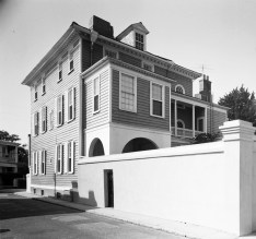 106 tradd street - side view