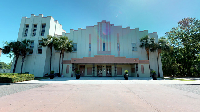 palace-apartments-charleston-sc-building-entrance